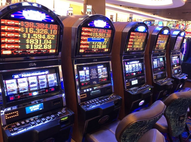 Live Casino တ
ိုက်ရိုက် Dealer များနှင့် OKKBET ဂိမ်းလော်ဘီတွင် Baccarat နှင့် Roulette ကစားနိုင်ခြင်း
